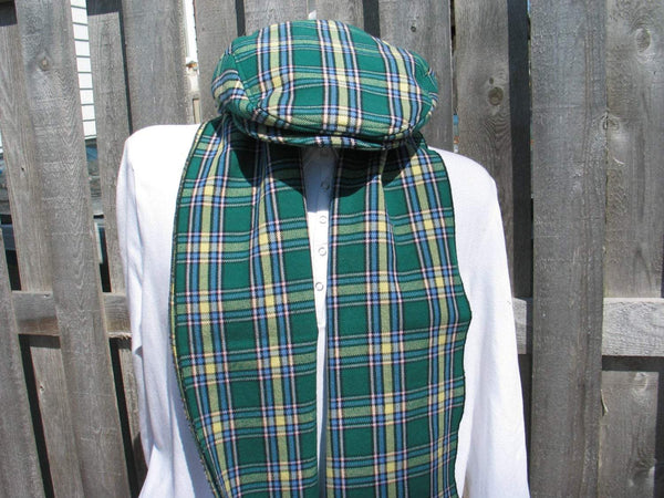 Ensemble casquette plate et écharpe tartan de l'Alberta